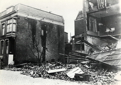 402277 Gezicht op het tijdens het bombardement van 13 oktober 1944 verwoeste hotel-café-restaurant Central ...